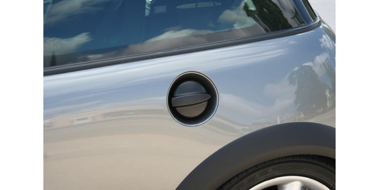 Capac rezervor mașină, acoperire spray lichid cauciucat Nanomax, gri metalic, detaliu protecție.