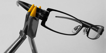 Clește metalic cu ochelari negri, detaliu cauciuc galben, brand Nanomax.