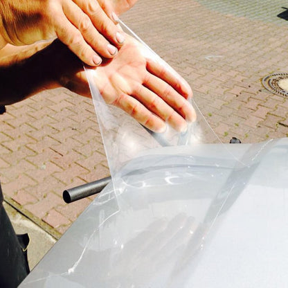 Spray cauciucat transparent Nanomax pentru auto, aplicat manual pe suprafață lucioasă.